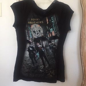 JONAS BROTHERS T-shirt.